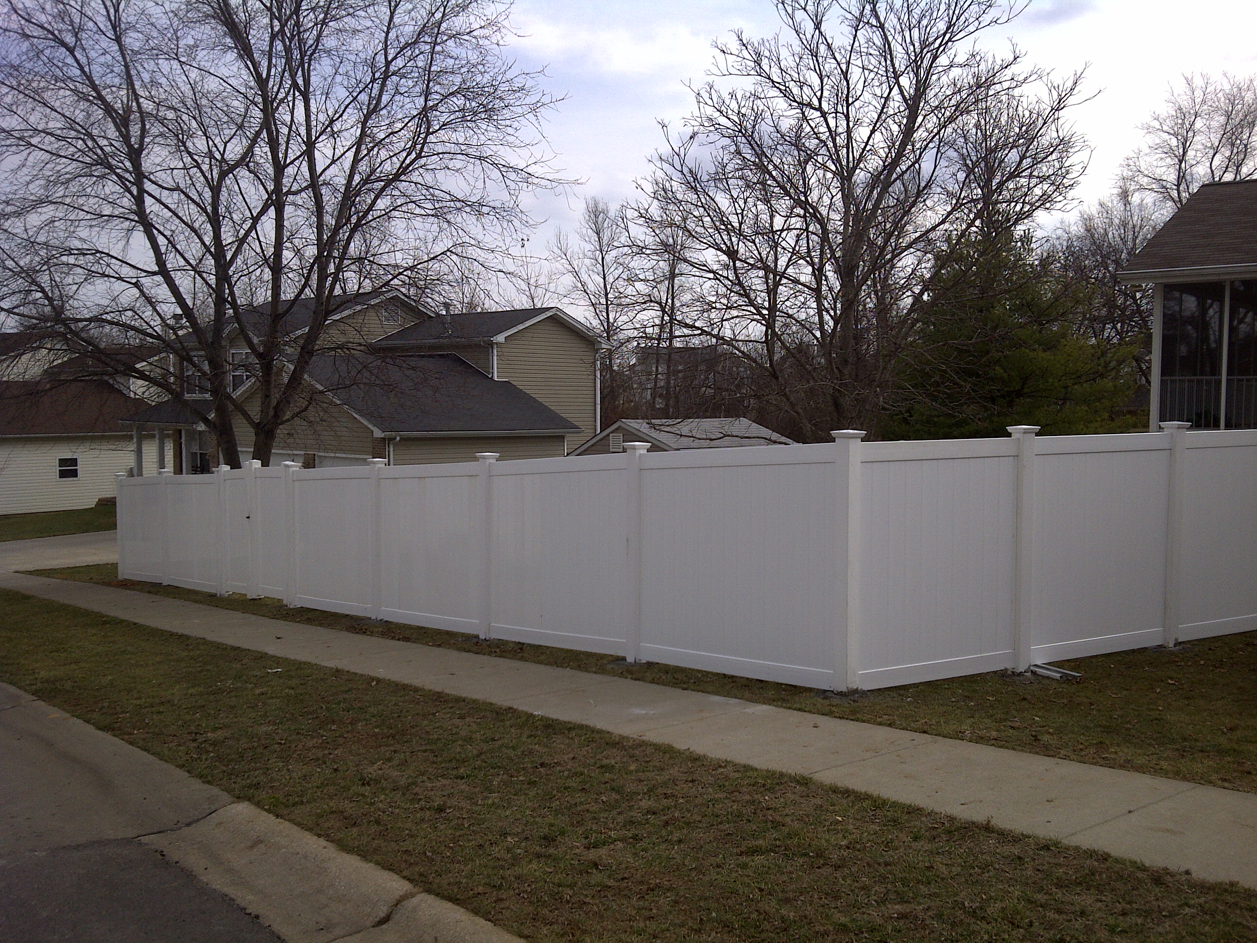 white vinyl fence